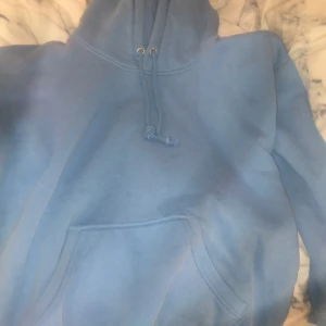 Blå bikbok hoodie  - Säljer nu min blåa bikbok hoodie! Då den inte kommer till användning! Använd ungefär 2-3 gånger! Den är lite nopprig men inget man tänker på! Skriv för fler bilder eller frågor! Pris kan diskuteras 💕