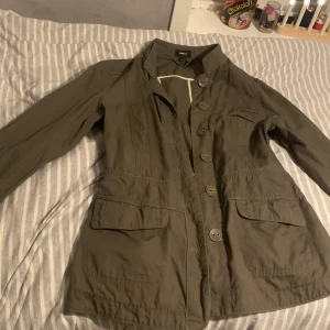 Jacka  - Änn jätte snygg sån jacka som jag hitta på second hand som inte har kommit till användning för jag har en sån redan den är i bra skick 😻