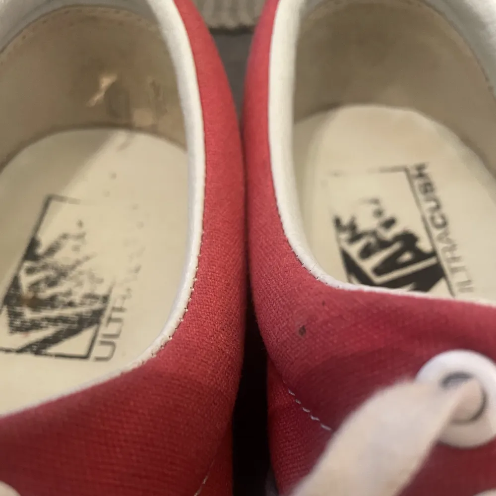 Vans style 95 i rött och blått. Storlek 39. Inte använda särskilt mycket och överlag väldigt bra skick, men lite slitna som framgår på bilderna.  . Skor.