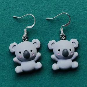 Koala örhängen 🐨 - Nickelfria krokar och fri frakt 🐨
