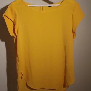 Gul blus från only - Fin och färgglad blus från Only i strl 38💛 Lite genomskinlig men med rätt bh eller kläder under fungerar de toppen😊