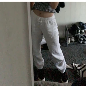 Vita linnebyxor - Vita linnebyxor från h&m home i storlek S. Superfina men kommer inte till använding 💕