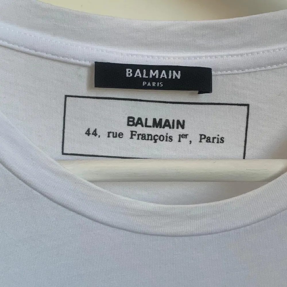 Knappt använd Balmain logo tshirt i storleken large.Nypriset ligger på 4395 kr.. T-shirts.