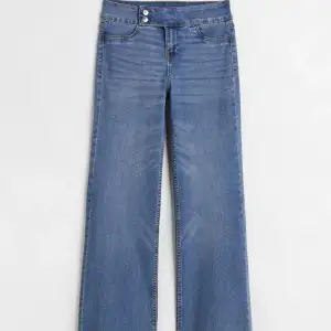 Tänkte sälja dessa blåa flared jeansen från H&M. 40 i storleken men passar bra som S/ M. Fin blå färg med coolt waistband till gylfen. Jag som säljare 173cm och dessa passar bra i  både i längd och midja.