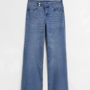 Flared Lowwaist jeans blå - Tänkte sälja dessa blåa flared jeansen från H&M. 40 i storleken men passar bra som S/ M. Fin blå färg med coolt waistband till gylfen. Jag som säljare 173cm och dessa passar bra i  både i längd och midja.