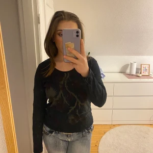 Långärmad tröja - Tröja köpt secondhand, jättefin men inte använt på senaste <3 jag har S och den sitter perfekt, skicka om du vill ha måtten osv