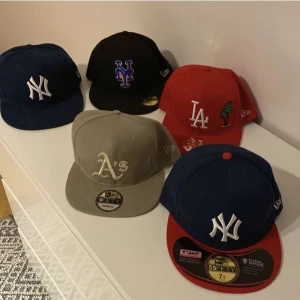 Fitted keps - 1 för 300kr  Det är olika storlekar på kepsarna.