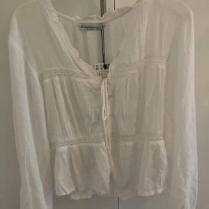 Vit blus - Vit långärmad blus, aldrig använd💕