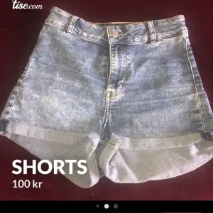 Högmidjade shorts jeans, storlek S, använda fåtal gånger, ser nya ut. Frakten ingår i priset!