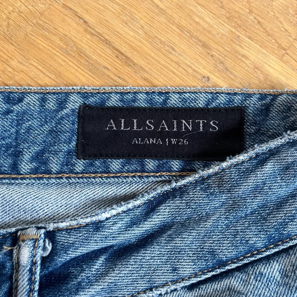 AllSaints jeans köpta i London. Storlek 26. Jättefint skick, låga i midjan och ”momjeans” fit. Jag är 168 och byxorna slutar på mig precis där skon börjar.. Jeans & Byxor.