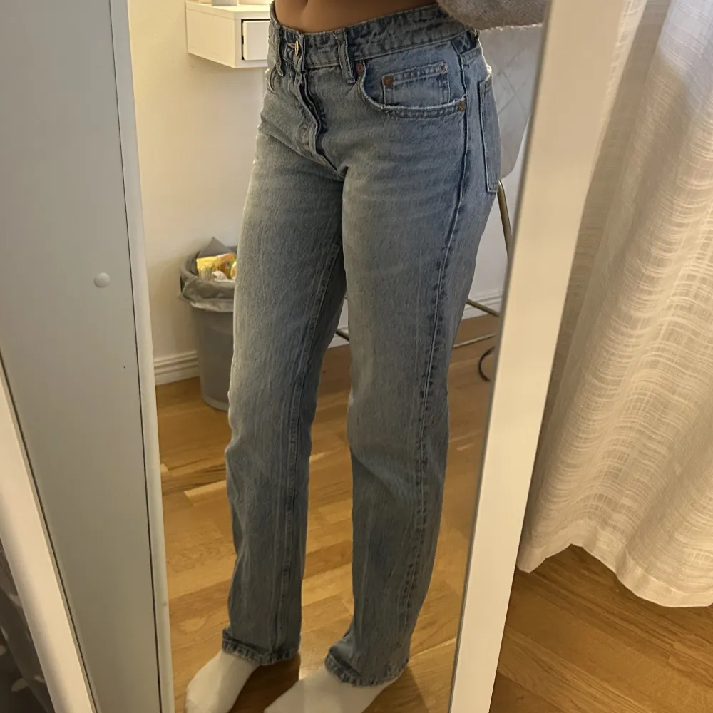 Ett par mid rise jeans från Zara (slutsålda) i storlek 36! Perfekt i längd för mig som är ungefär 1,70 😍säljer pga att jag inte använder de längre. Jeans & Byxor.