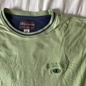 ljusgrön tshirt med mörkblåa detaljer från champion. väldigt bra skick, storlek M. köparen står för frakt. 