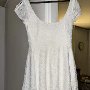 Superfin vit klänning att ha till studenten eller midsommar.  Använd en gång Köpare står för frakt.