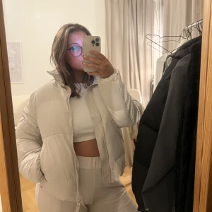  Pufferjacket - Använd men liten på mig då jag föredrar oversize nu för tiden! 