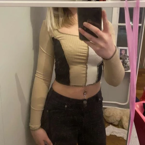 Beige färgad tröja - Beställde den på SHEIN och har inte använt den så mycket. Den är i bra skick. Säljer den då det inte är min stil. Den är i storlek xs men jag brukar ha s och den passar bra på mig. Kan mötas upp i Östersund💕
