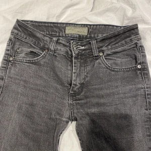 Lågmidjade gråa jeans från Acne💕 - Lågmidjade supersnygga jeans från Acne Studios som jag säljer pga de är lite för korta för mig som 172cm, men skulle nog passa perfekt för någon som är ca 167cm lång!❤️