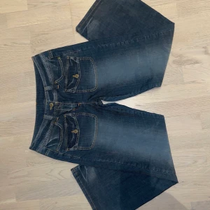 Lågmidjade y2k jeans - Jeans som jag hittade secondhand och älskar med hela mitt hjärta men de va tyvärr för små för mig som har 44 vanligtvis💔💔De har den coolaste washen och knapp-fickor både fram och bak, så unikt❤️‍🔥