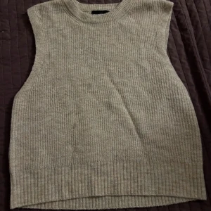 Stickad väst  - Stickad väst från VeroModa, använd fåtal gånger, säljs pga att jag ej jobbar kvar på jobbet jag köpte tröjan för! 