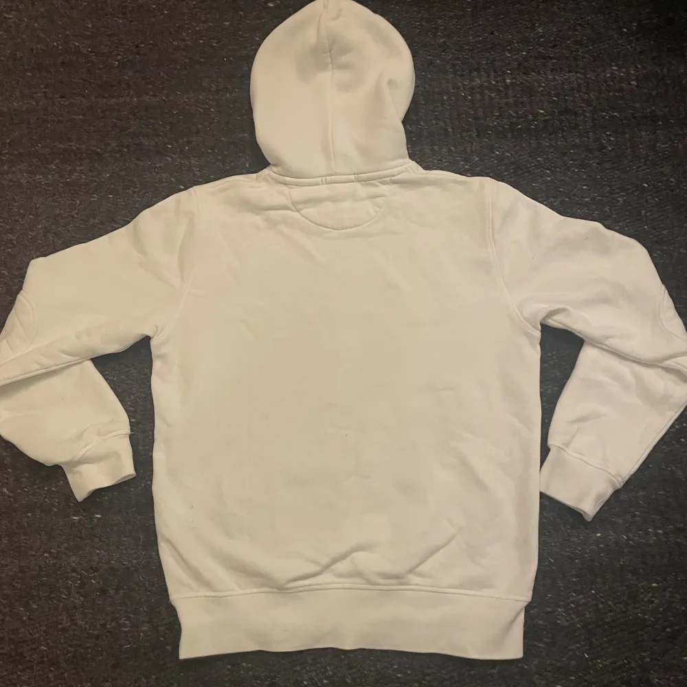 Vit Gant hoodie som används ett fåtal gånger. I storlek M och är normal i storleken. Inga fläckar och ser helt ny ut.  Köpt för 1000 kr. Säljer för 299 kr.. Hoodies.