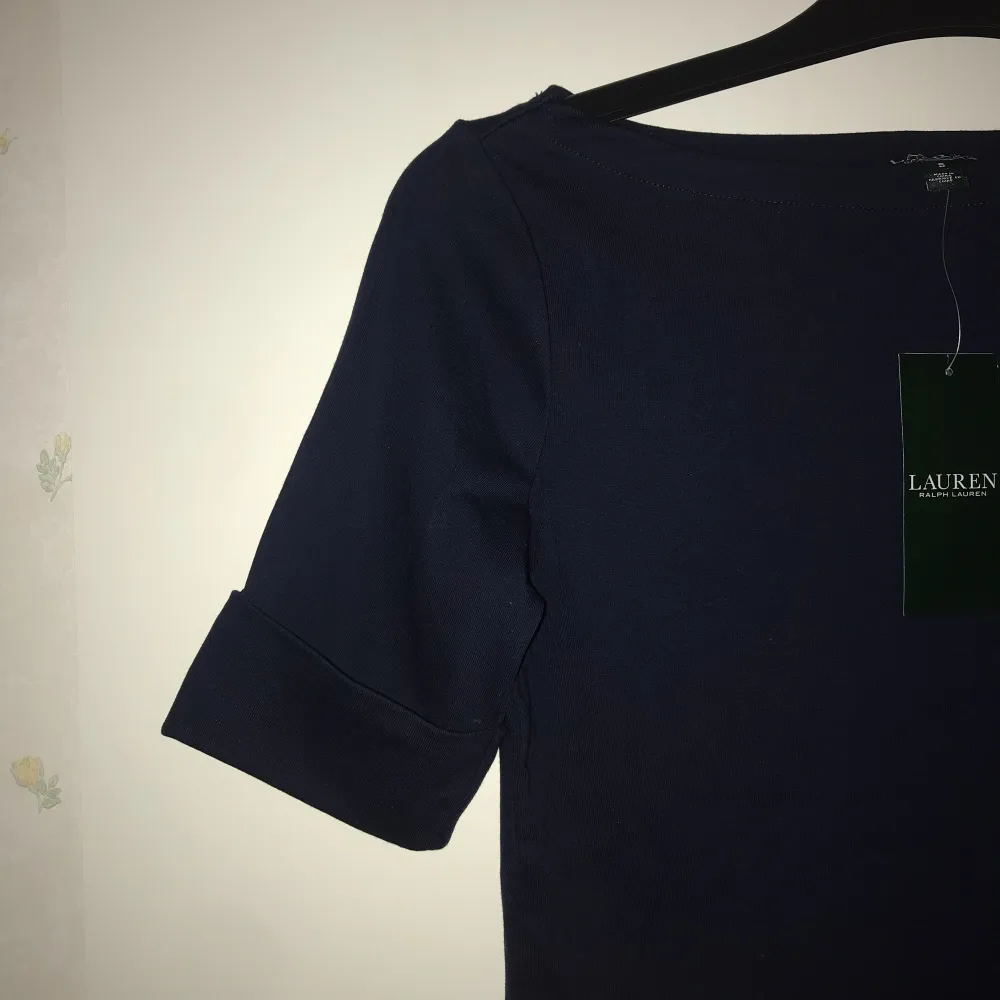 Säljer denna fina Ralph Lauren topp i storlek S med en båtringning och halvlånga ärmar. Aldrig använd. Köptes för 599 och säljs för 349kr. Kontakta mig om det behövs flera bilder på plagget eller övriga frågor.♥️. Toppar.