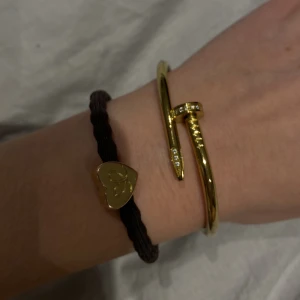 Cartierliknande armband guld😍 - Detta armband är i guld med diamantdetaljer, format som en ”spik”. Den är nästan identisk med cartiers armband Juste un clou, sista bilden är en bild på cartiers armband för jämförelse.❤️❤️