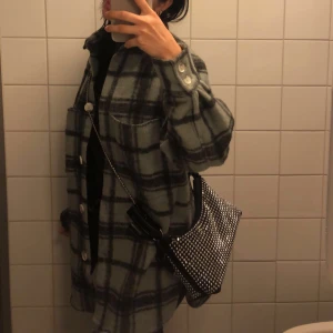 Rutig jacka - En rutig jacka från hm, passar jätte bra t både hösten och vintern. Rätt stor i storleken 