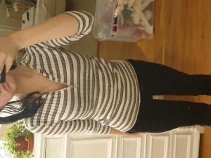 Randig tröja med dragkedja fram - Så skön tröjja som inte kommit till anvöndning, funns inhen lapp men skulle söga att den passar xs-m. Tyget är stretchigt och dragkedjan är en så snygg detalj tycker jag! Den är i superbra skick och det finns inga defekter 💛