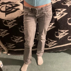 Lågmidjade grå jeans - BLEV AVSTÄNGD FRÅN MITT ANDRA KONTO! Lågmidjade jeans från Pepe jeans, storlek 25 i midjan och passar mig som är 162! Små gula fläckar, därav det låga priset. Har aldrig dock märkt de och de syns nästan ingenting i verkligheten!
