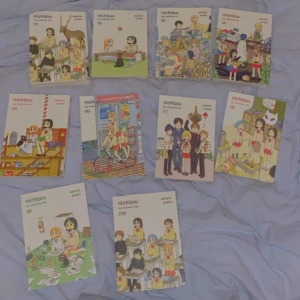 Manga böcker nichijou 1-10 volumes - Köpte från amazon för ungefär 900kr. Alla förutom volume 6 har fått lite vatten skador på ytan men inget som har skadat mangan helt. Språket är på engelska!💗köp ett för 80kr eller hela collection för 540kr💗3:an och 4:an är sålt. 