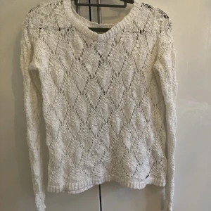 Stickad tröja  - Snygg stickad tröja, för stor för mig så har inga bilder på tyvärr🥰 Skulle säga att den passar S