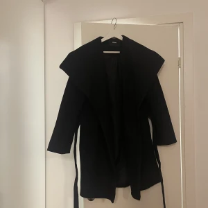 Svart kappa - Svart kappa från BikBok, storlek S. Sparsamt använd. 100kr, köparen står för frakt 🥰 