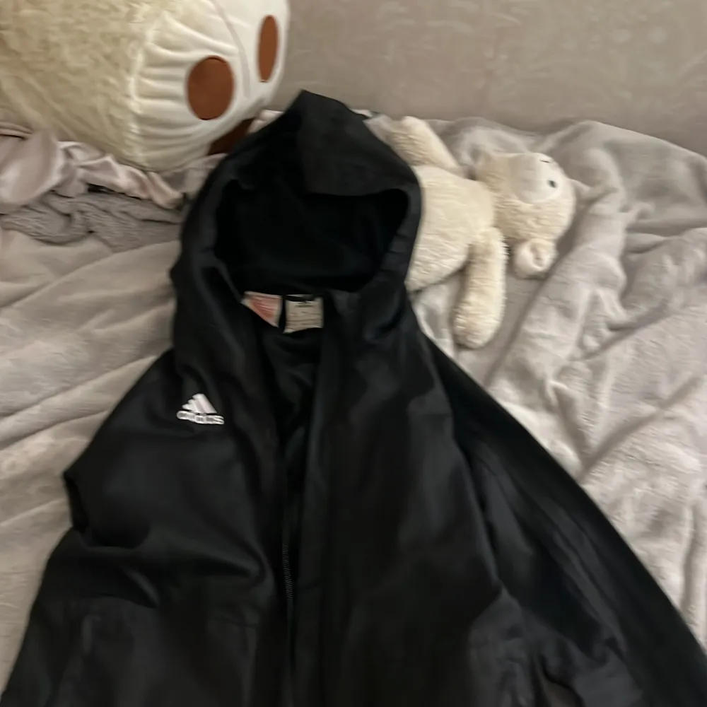 En till adidas jacka. Men denna ä för liten typ helt ny andvände 1 gång i somras . Takit.