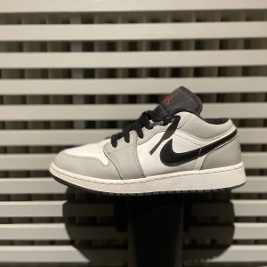 AIR jordan 1 low (Smoke Gray) - ❗️Äkta❗️Säljer nu mina jordan 1 low då de inte passar längre. Sparsamt använda med endas får märken. En väldigt eftertraktad färg och sällsynt sko. Kan skicka fler bilder om det önskas👍 Priset är inte hugget i sten så kom med bud.
