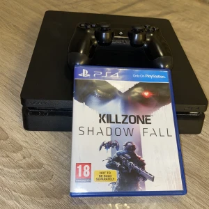PlayStations 4 Slim  - Kan frakta om de önskas  Alla kablar ingår  Funkar hur bra som helst låter inget heller  