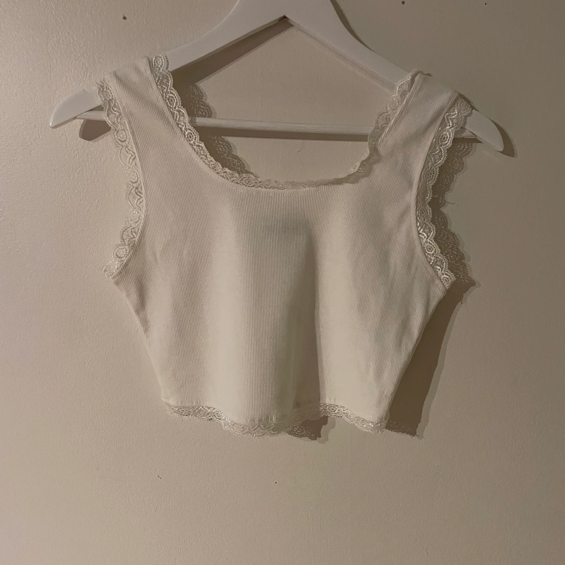 Fin vit cropped sommarlinne med spetskanter