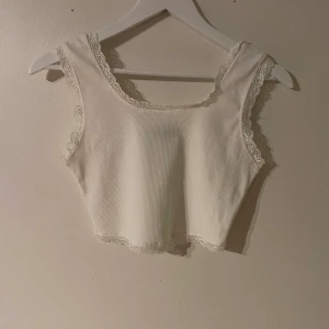 Fin vit cropped sommarlinne med spetskanter - Superfint linne, använt endast typ 2 ggr. Fint skick. Perfekt till sommaren