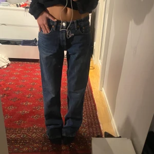 Mörkblå jeans zara - Mörk blå jeans från zara med medelhög midja. Super snygga men kommer inte till användning!