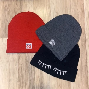 Mössor / Beanies - Beanies i storlek S/M. Används några gånger. Lägsta bud: 30 / styck eller 65 alla