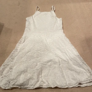 Vit klänning - Bra till midsommar eller sommmar överhuvudtaget. Spets. 