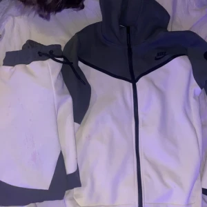 Nike tech fleece  - Fick i julklapp mamma köpte på nån konstig sida för 1500 för hela settet. Inte säker på om de är äkta alltså eller gammal modell. Kan sälja för bra pris eller byta mot Nike tech ljusblå byxor ❤️passar mig som är 160