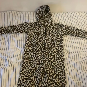 Leopardprintad “one-zip” - Den är själv gjord med ett väldigt mjukt material. Den skulle passa någon som är 172 (eller mindre för oversize). Den har inga fickor och det finns inga hål eller annat trasigt med den. Den har ungefär endast blivit använt under ett halvt år. 