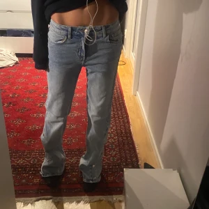Low waist jeans - Låg missade jeans från hm. Super snygga med detaljer nedtill!