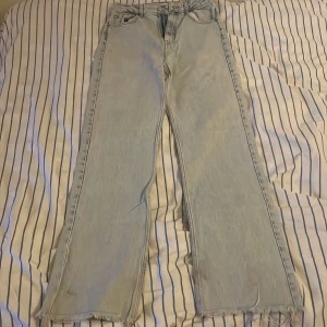Ljusblåa Jeans - Storlek 38 från zaras damkollektion. Använt i ungefär ett år. Inga hål eller annat som är trasigt. En liten fläck på byxornas framsida som inte riktigt går bort. 