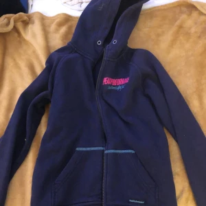 Peak performance - Säljer en peak performance tröja/hoodie, den kostar 1000 kr i vanliga pris.