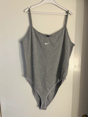 Nikebody - Grå nikebody i storlek M. Aldrig använd då den inte passade.