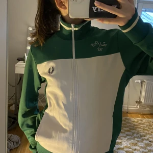 Fred Perry sip up - Jätte fin fred Perry retro sip up i grönt och vitt. Passar allt från xs-m beroende på hur man vill att den ska sitta, jag har vanligt vis s/xs.