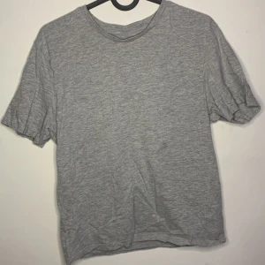 Grå T-shirt  - Kontakta mig ifall ni vill ta en titt på andra färger isåfall!! 