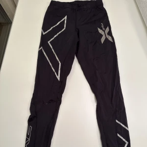 2xu träningstights  - Säljer dessa väl använda träningstightsen från 2xu❤️ små slitningar finns