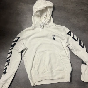 Off white tröja strl S - Säljer nu min Off White spray paint hoodie strl S som är köpt från farfetch. Skulle säga att den är 9/10 i skick eftersom den är använd men inga synliga fel, Nypris runt 5k, Tags finns