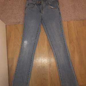 Supersöta ljusblåa denim skinny jeans från Mywear i storlek 148.  Har bara används en gång. 